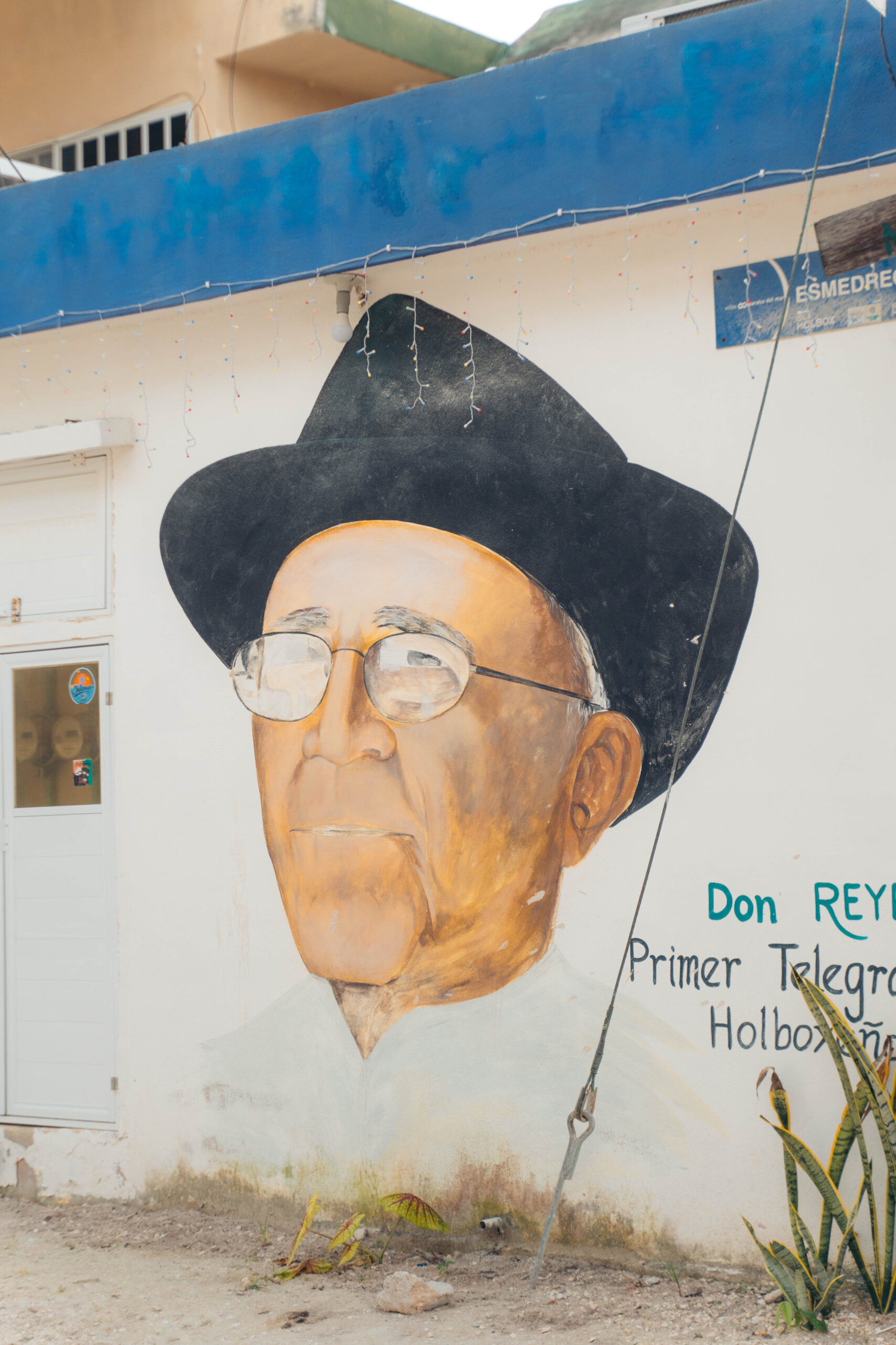 Thoughtful mural of an old man on Calle Esmedregal in Holbox.